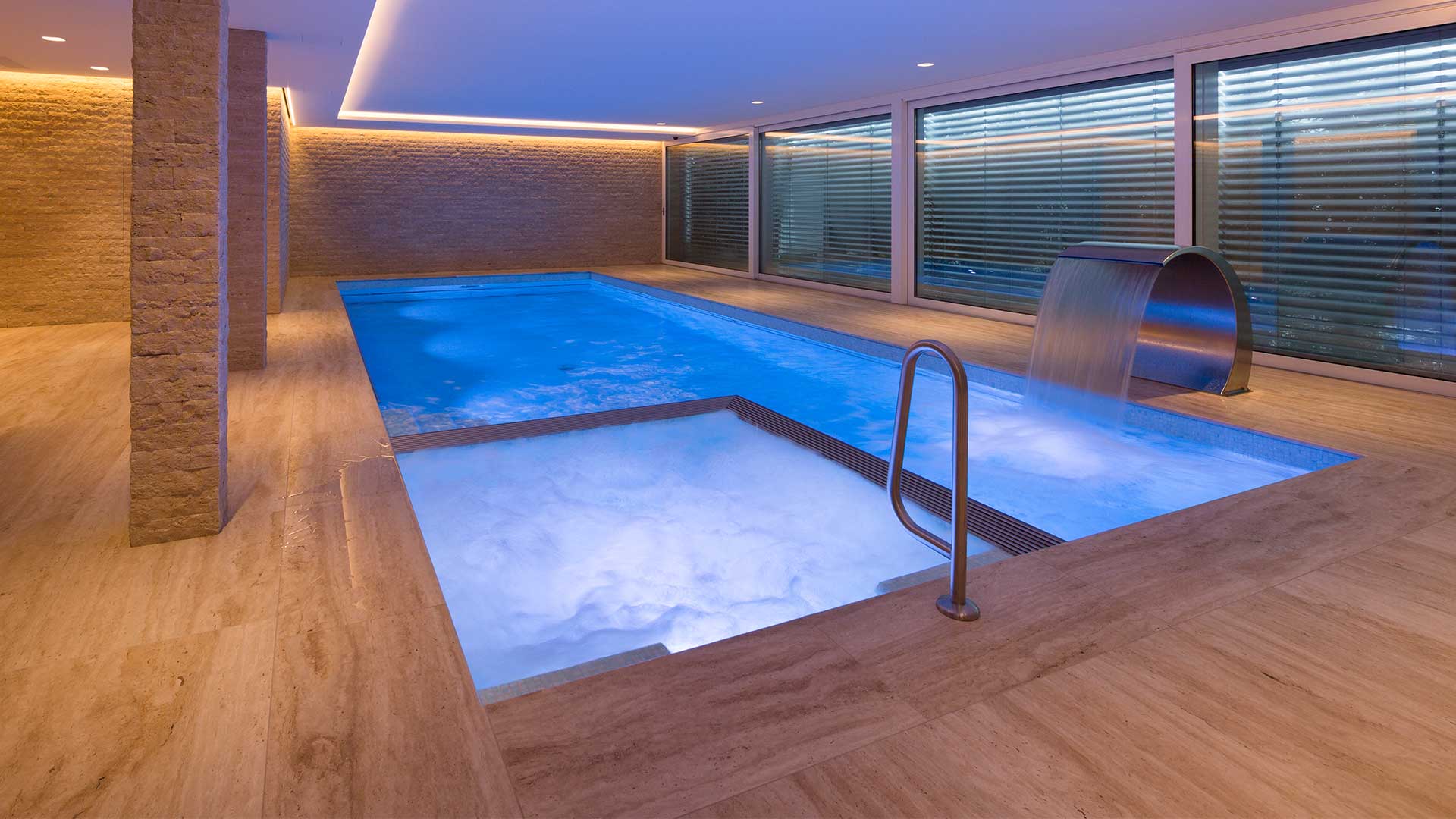 Naturstein Indoor-Pool aus Marmor