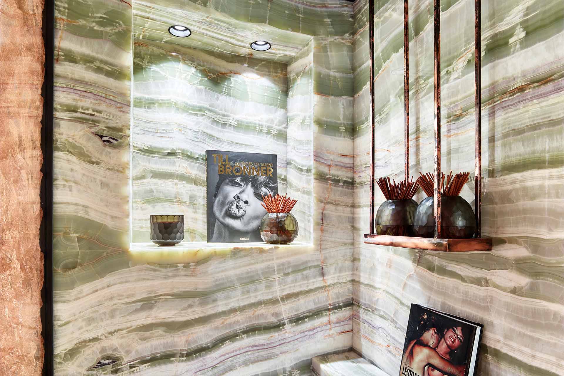 Beleuchtete Natursteinwand im Badezimmer mit Spots