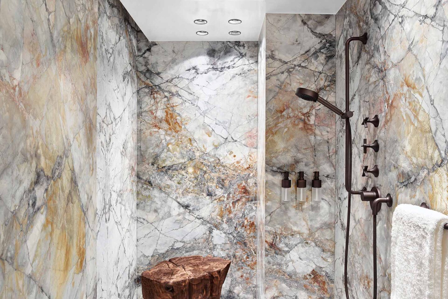 Natursteinwand in der Dusche und Wandpanele auf der Badezimmer Ausstellung in Zürich