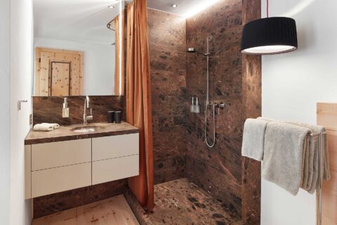 Gästebad mit Dusche aus Granit