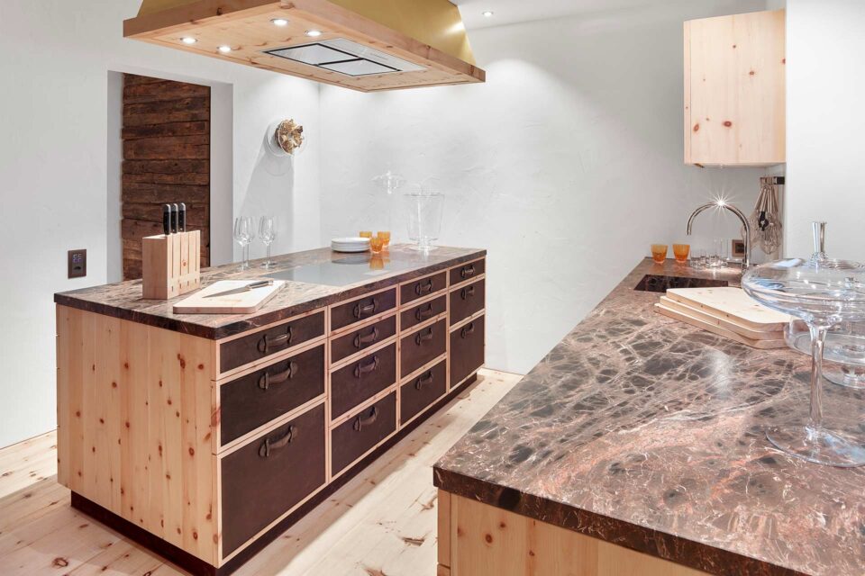 Kücheninsel im Landhaus-Stil aus Granit