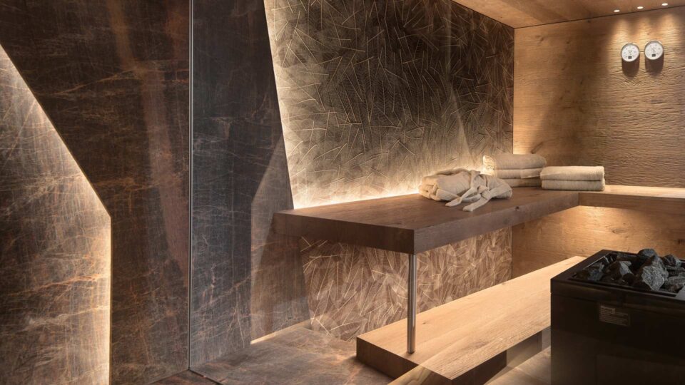 Spa Design mit Naturstein Sauna